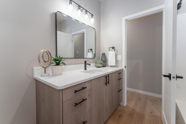 Building Photo - 517 Oxford Ave