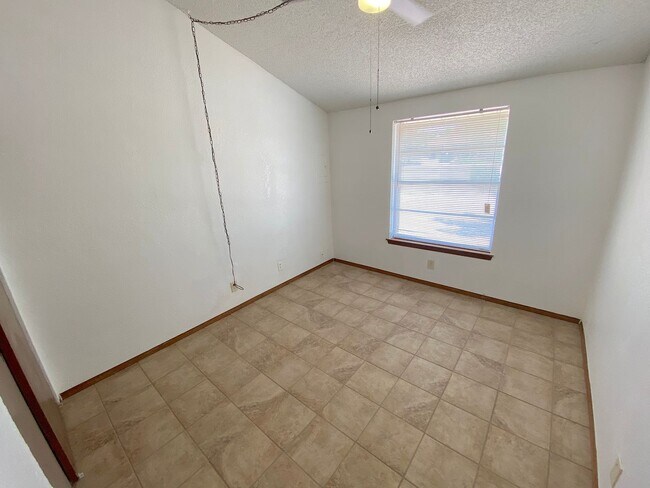 Building Photo - Northeast El Paso 3bed/2bath with Mountain...