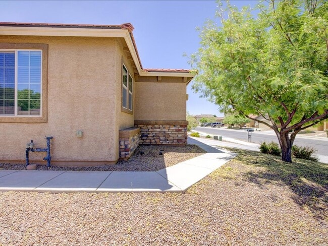 Building Photo - 3 Bedroom 2 Bathroom