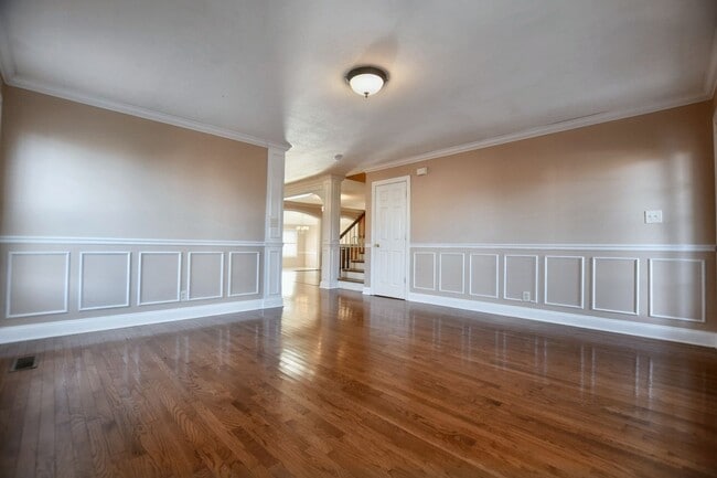 Building Photo - Pet Friendly Three Bedroom with Bonus!