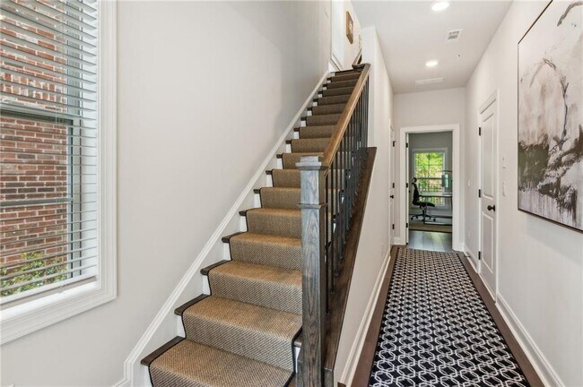 Building Photo - 427 Burton Dr