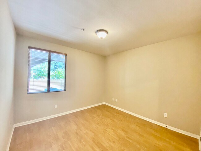 Building Photo - Stylish Coastal Living: Spacious 1BD with ...