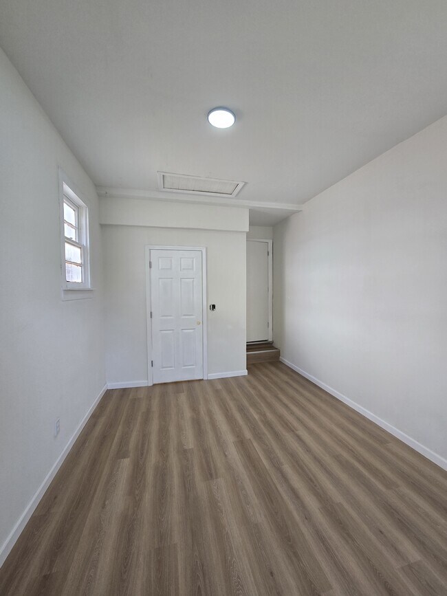 Building Photo - 1018 N Volutsia