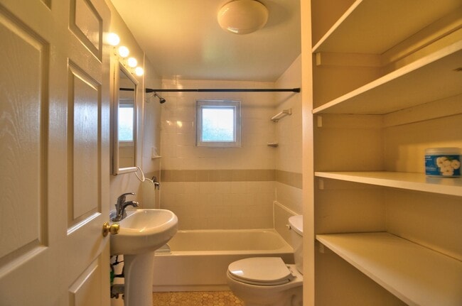 Building Photo - Cute 2 bedroom - Close to Downtown Carrboro and UNC!