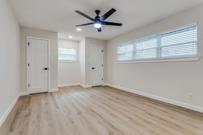 Building Photo - 2805 Sandage Ave