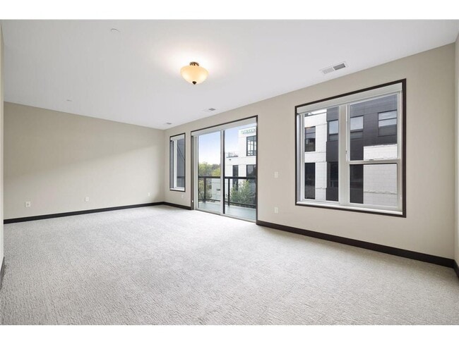 Building Photo - 253 Lake St E