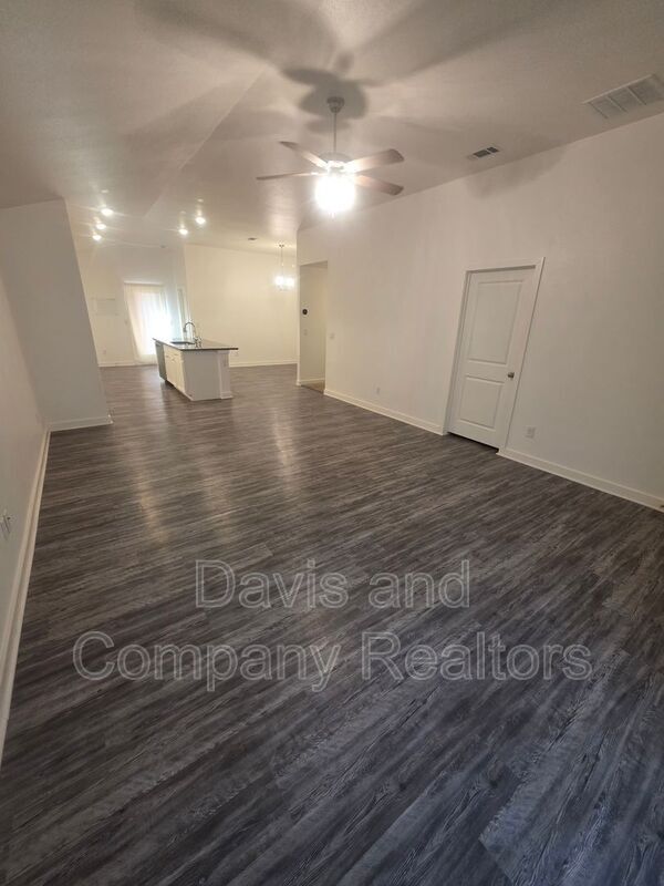 Building Photo - 126 Pioneer Cir