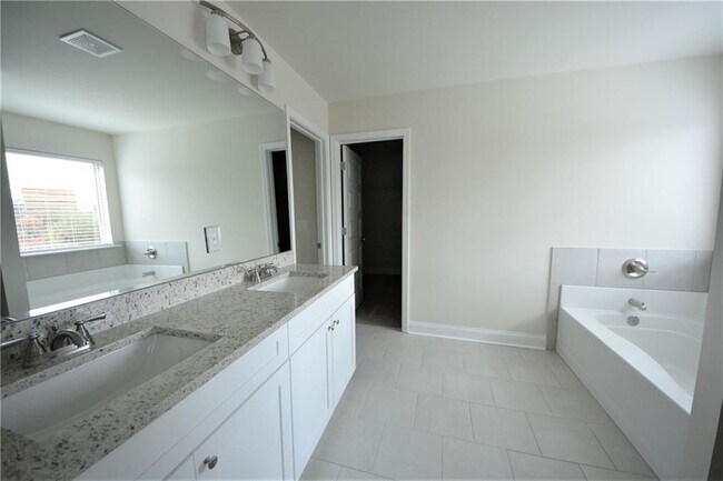 Building Photo - 68 Hellen Vly Dr