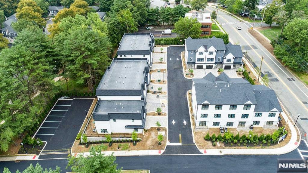 END UNIT WITH WALK-OUT - 234 Rivervale Rd