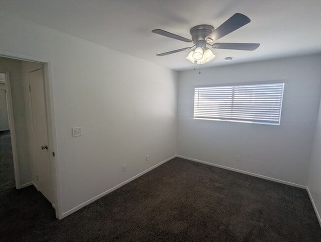 Building Photo - Single Story Home 4 bedroom + Enclosed pat...