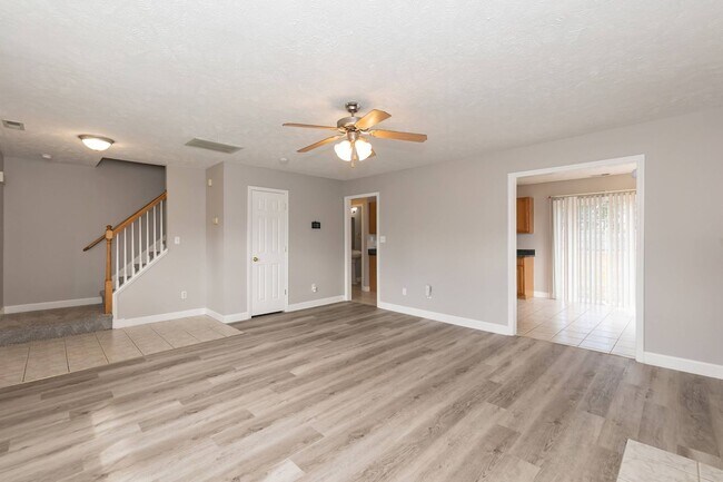 Building Photo - Gorgeous Three Bedroom Home!