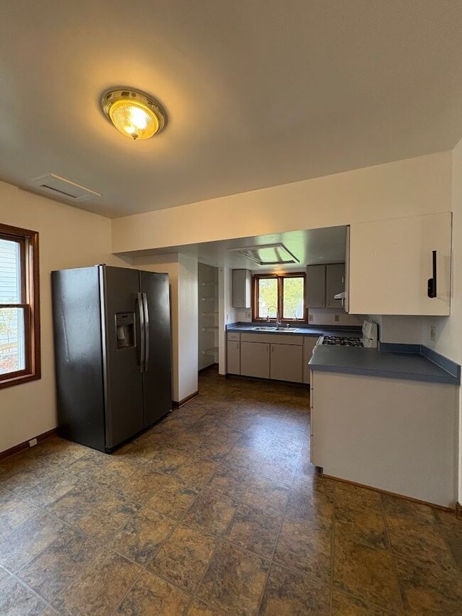 Building Photo - Three bedroom one bathroom home for rent