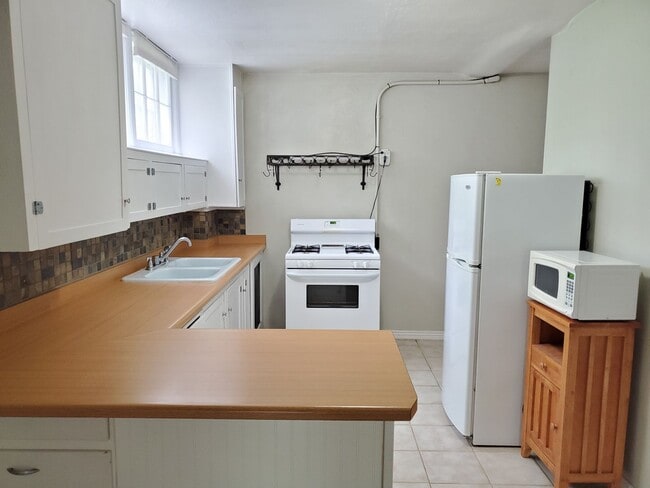 Building Photo - One Bedroom Apartment in the Heart of Down...