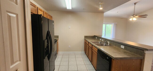 Building Photo - Willow Ridge Upstairs 2/2 Condo