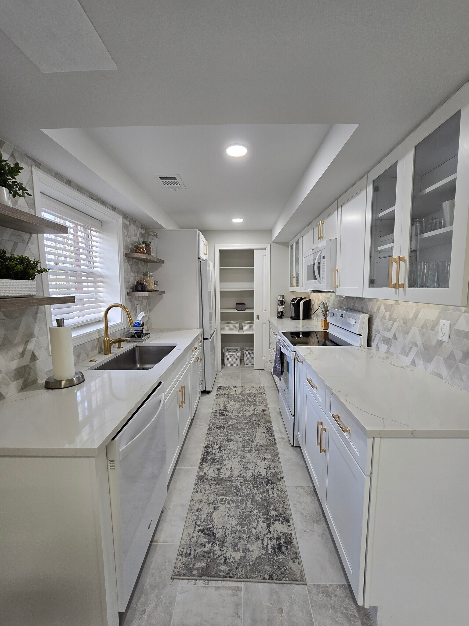 Full Kitchen - 2875 Whitby Dr