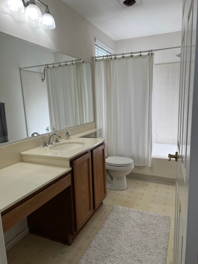 Building Photo - 5455 Sylmar Ave