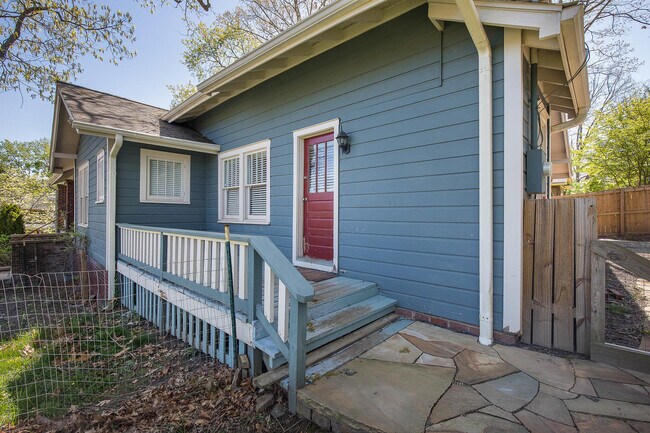 Building Photo - Charming Craftsman Home in Montford