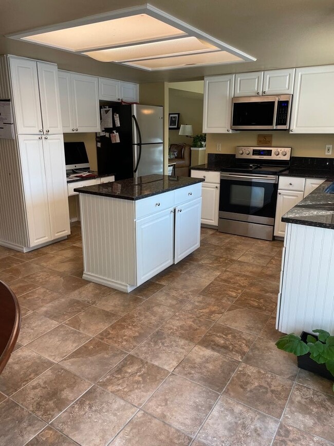 Building Photo - District 12 Schools 5 bedrooms home!