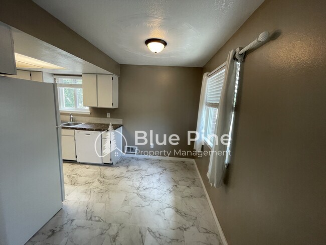 Building Photo - 322 Fredregill Rd