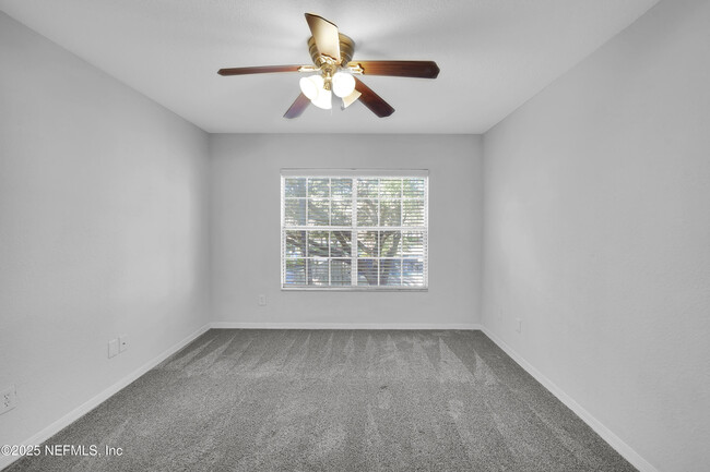 Building Photo - 13700 Richmond Park Dr N