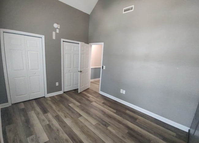 Building Photo - SPACIOUS WATERFRONT 3 bed/3.5 bath with loft/flex space