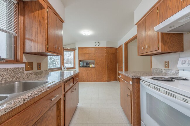 Building Photo - Great Roseville Home, Moundsview Schools, ...