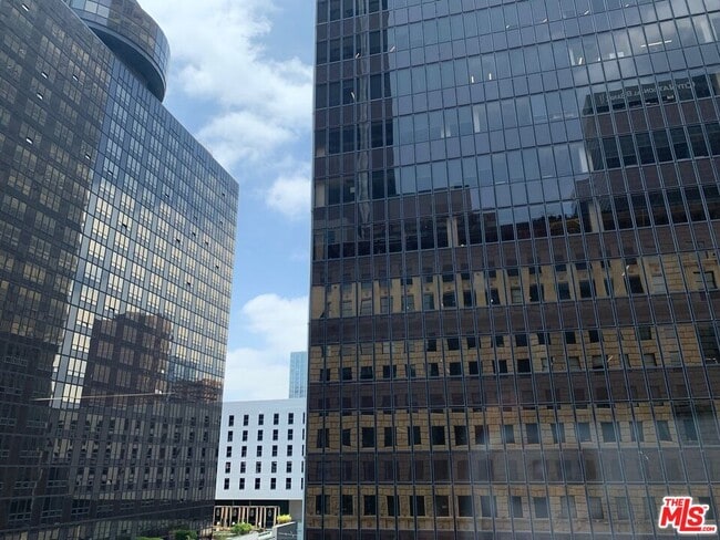 Building Photo - 727 W 7th St