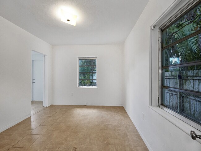 Building Photo - 3226 Oak Ave
