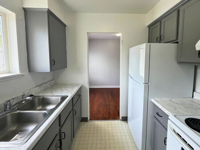 Building Photo - (UNM 355-11)  2 bed/1 bath Apartment