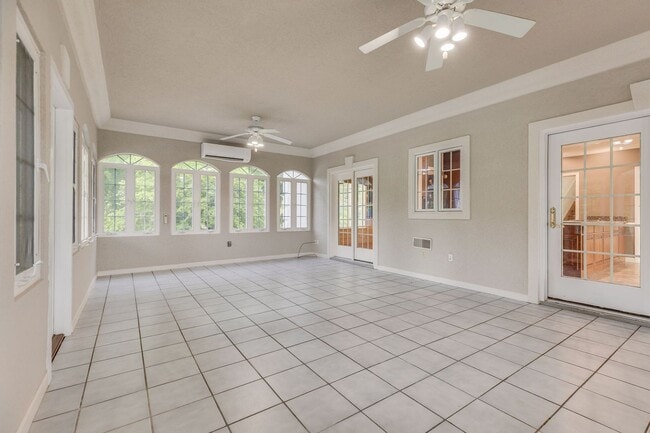 Building Photo - Experience lakefront living at its finest in the heart of East TN