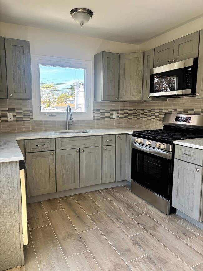 Building Photo - 527 Willowbrook Rd