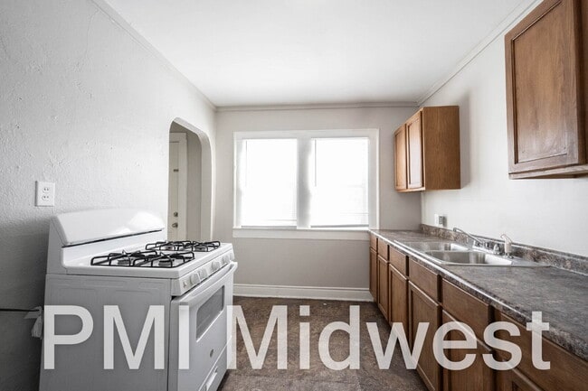 Building Photo - "Charming 3-Bed Duplex on Guilford Ave - A Cozy 1100 Sq Ft Retreat in Indianapolis!"