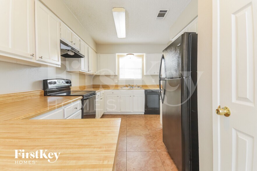 Building Photo - 8902 Deerwood Dr