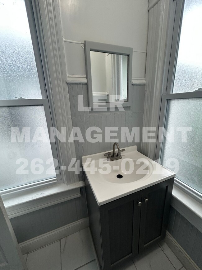 Building Photo - Spacious 3 Bedroom Upper!