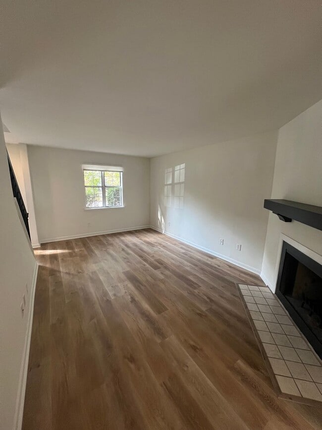Building Photo - Extremely Spacious Townhome by South Park