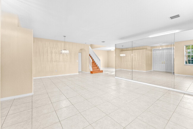 Building Photo - 255 Saratoga Blvd E