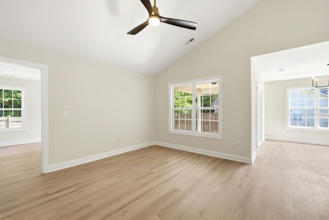 Building Photo - 215 Gardenview Ct NE