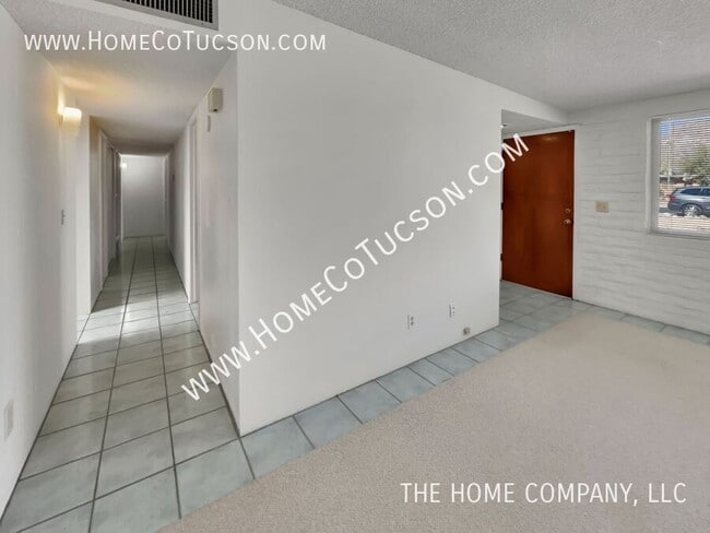 Building Photo - 8905 N Hickory Dr