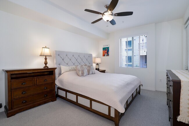 Building Photo - 931 E Walnut St