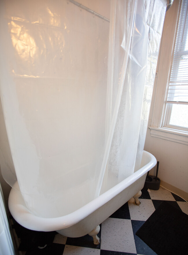 Bathroom w/ Clawfoot Tub - 705 N 27th St