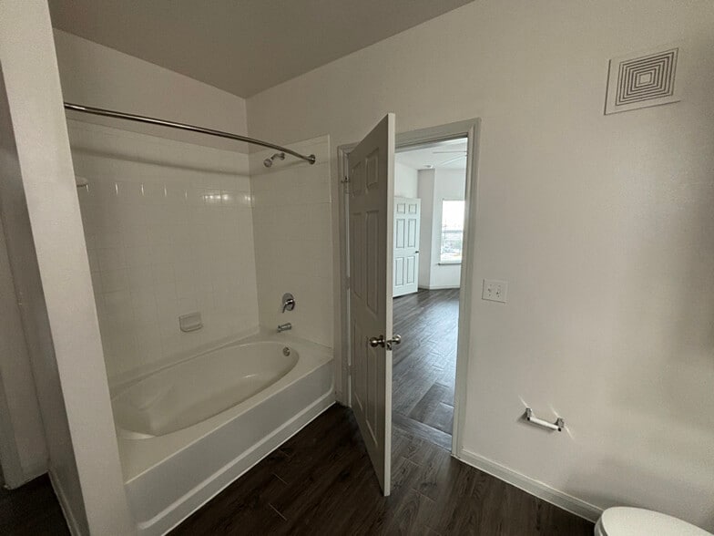 Building Photo - 4624 Cromwell Dr