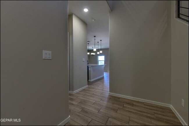 Building Photo - 516 Logwood Ave