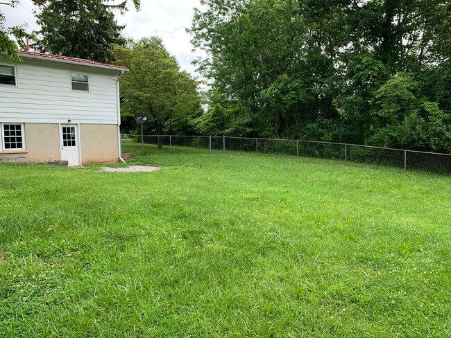 Building Photo - 3 Bedroom Close to Lewis Gale Hospital