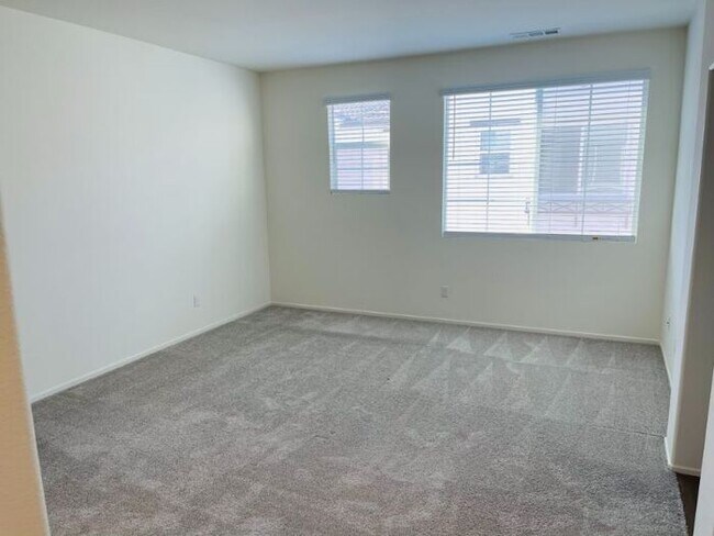 Building Photo - 30316 Town Square Dr
