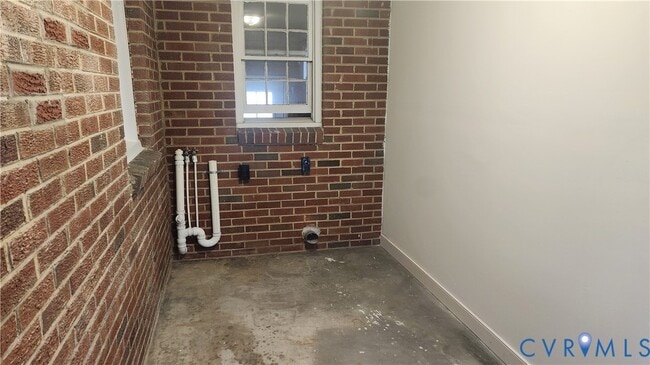 Building Photo - 428 Roslyn Ave