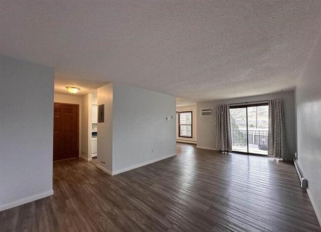 Building Photo - 2 Bedroom 1 Bathroom Condo