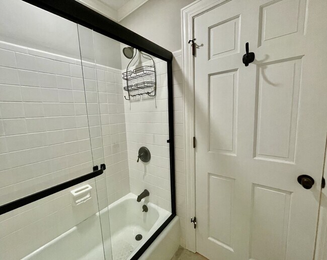 Building Photo - 4 Bed, 4 And A Half Bath Nest In Haymount