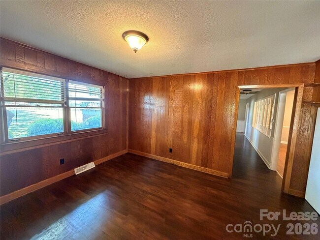 Building Photo - 2590 Otis Dellinger Rd