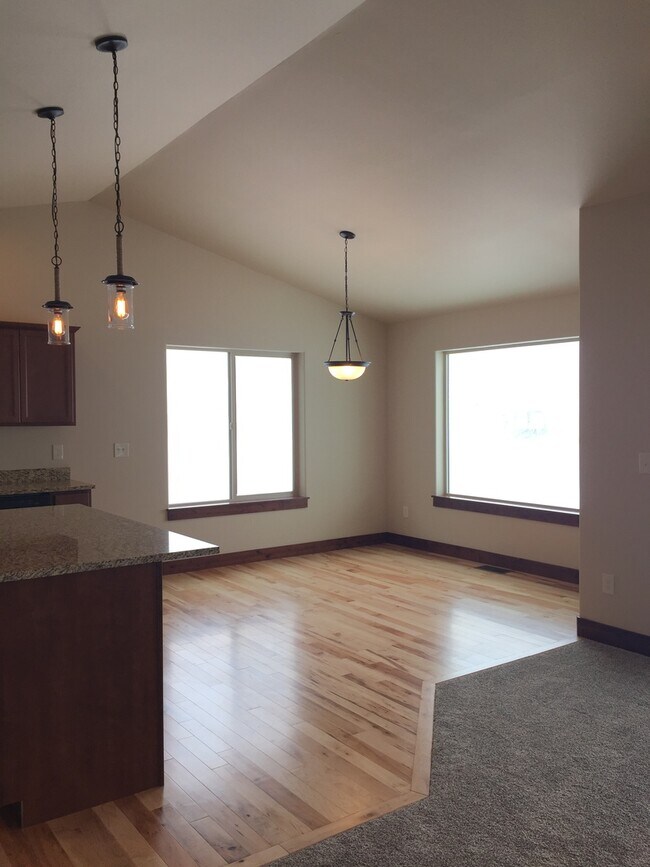 Building Photo - 3 Bedroom 2 Bathroom Home
