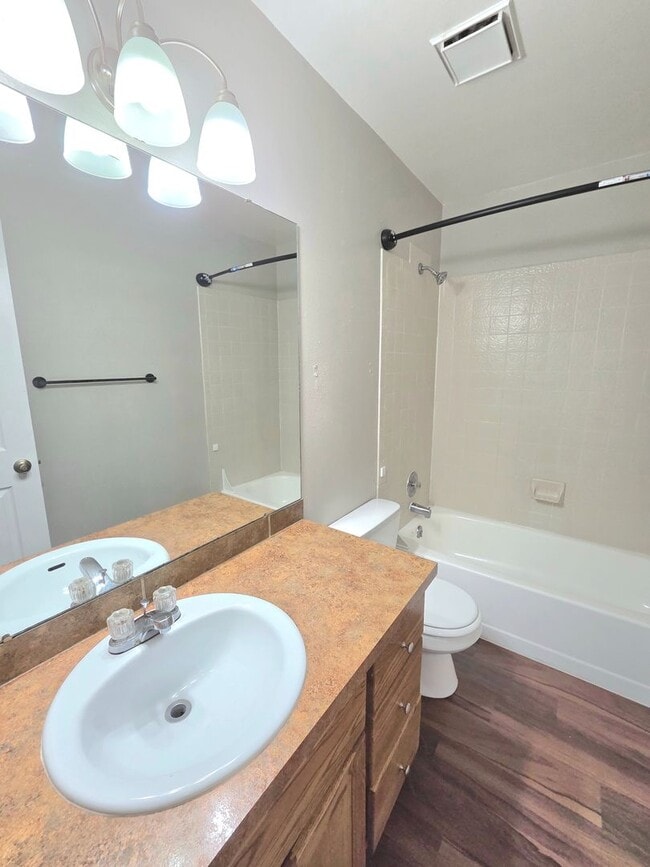 Building Photo - Large 2 Bedroom Apartment with Peak Views!